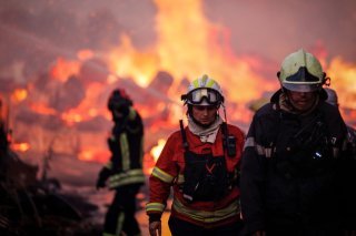 Quelque 1600 pompiers sont mobilisés dans le principal incendie, au centre du Portugal. Ils sont appuyés par des moyens aériens. KEYSTONE/EPA/PEDRO SARMENTO COSTA